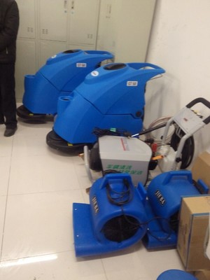 商场保洁新选择 电瓶式全自动洗地机采购指南